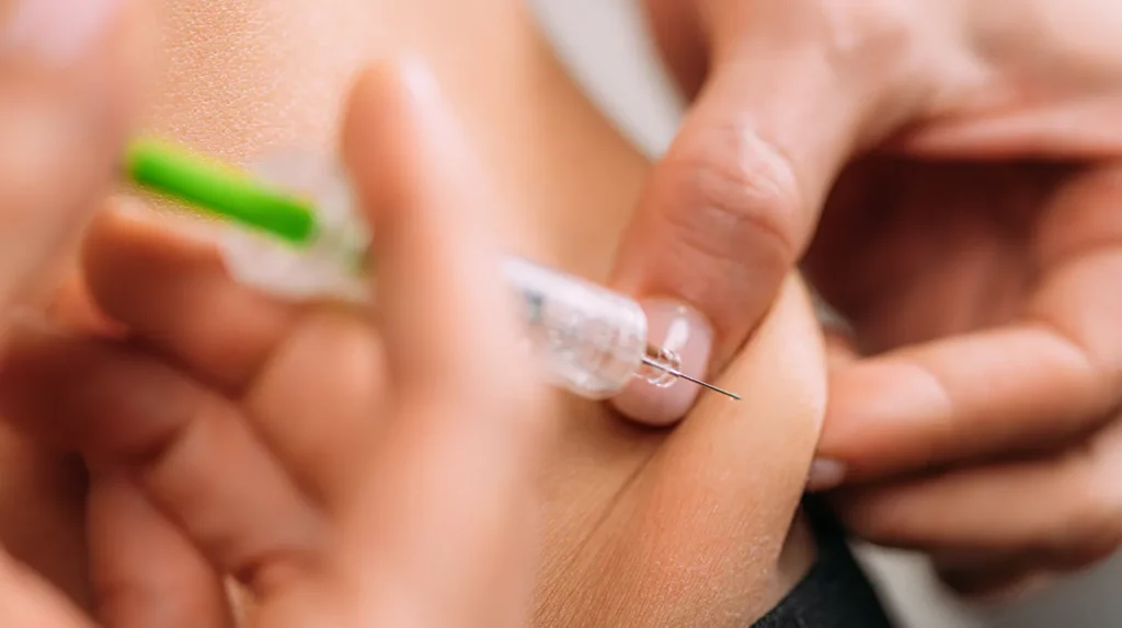 Inspuitingen aan huis Lier - Verpleegkundige geeft insuline injectie thuiszorg